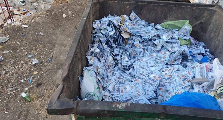 بالصور – كمية كبيرة من الدولار في مستوعب للنفايات في سن الفيل