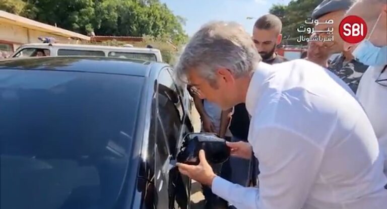 بالفيديو – بعد كسر مراية سيارته، وزير الطاقة يجد القطعة المكسورة ويقول ” وفّرت حقها على خزينة الدولة”