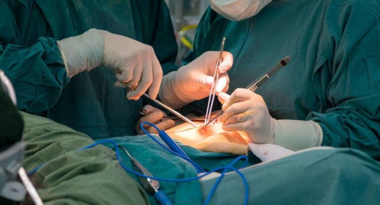 وزير في المستشفى خضع لعملية جراحية وهذا وضعه الصحي