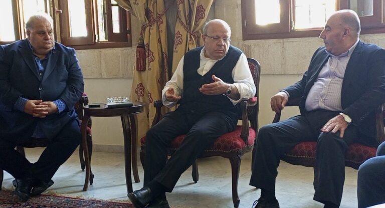 خاص- طلال محسن المقداد يزور المطران العنداري في مطرانية جونية