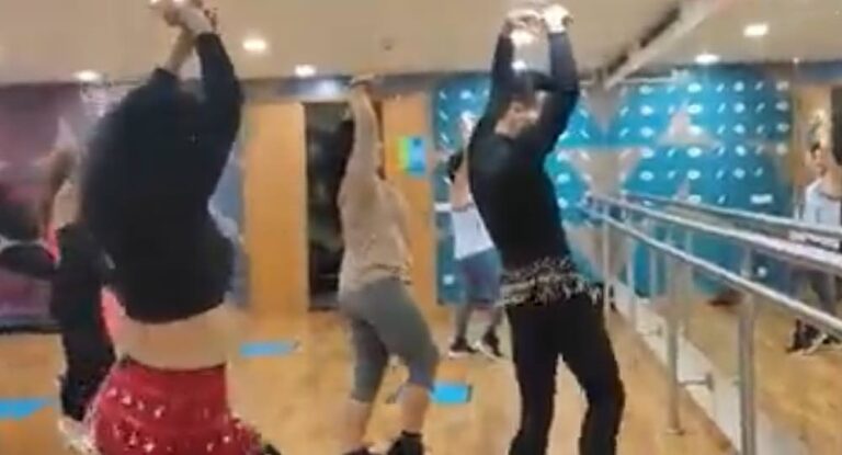 راقص شرقي يصدم اللبنانيين في أحد المطاعم … من هو؟