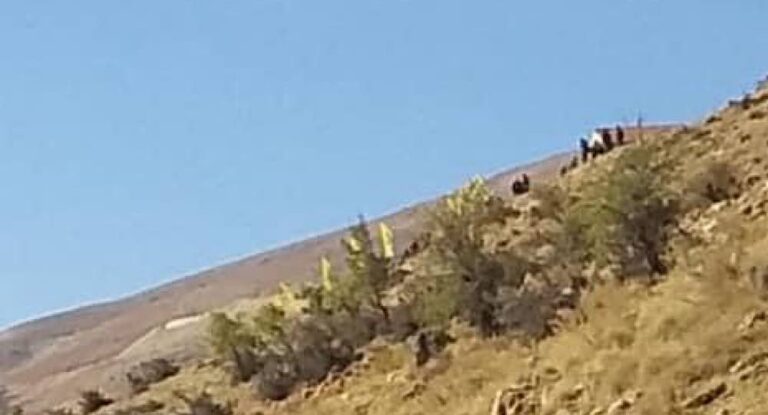 بالصور-عناصر من الحزب بلباس أسود وبكامل أسلحتهم على طريق عيون السيمان