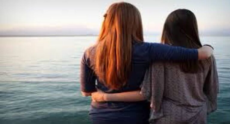 طردت من عملها دون أجر بسبب مثليتها الجنسية.. إليكم التفاصيل