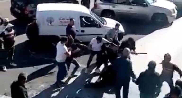 بالفيديو – إشكال وتضارب أمام مركز تجاري على خلفية ركن السيارة