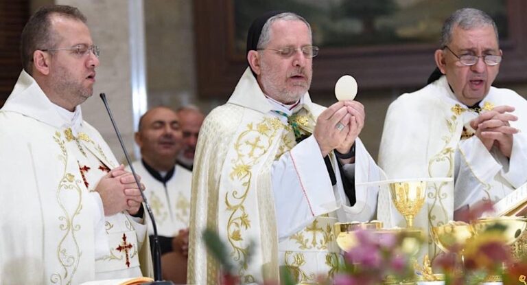 المطران عون يعايد أبناء الأبرشية بعيد الفصح المجيد