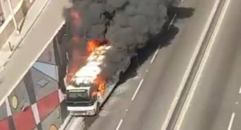 بالفيديو: اشتعال باص عند نفق سليم سلام