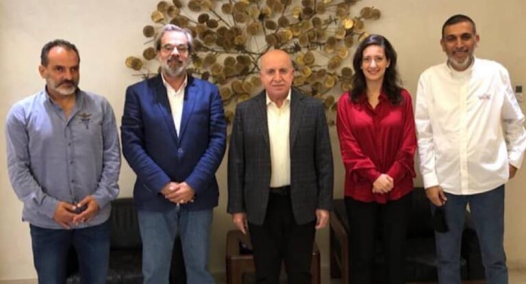 حيدر يلتقي وفد نادي الراسينغ بيروت .