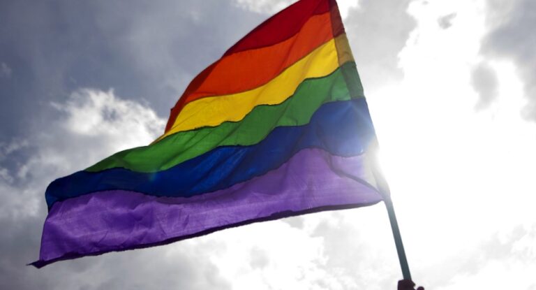 إعلامي سابق في ال MTV يعلن بكل جرأة عن ميوله الجنسية