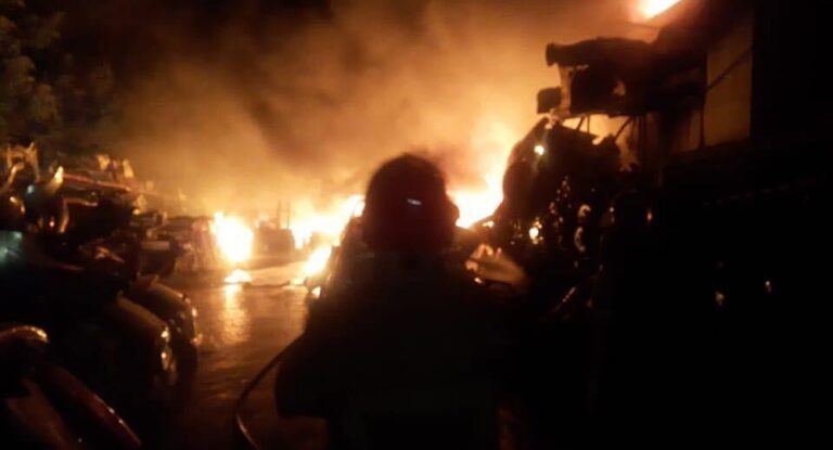 بالصور – حريق ضخم في مستيتا فجراً وحالة هلع عاشها السكّان.