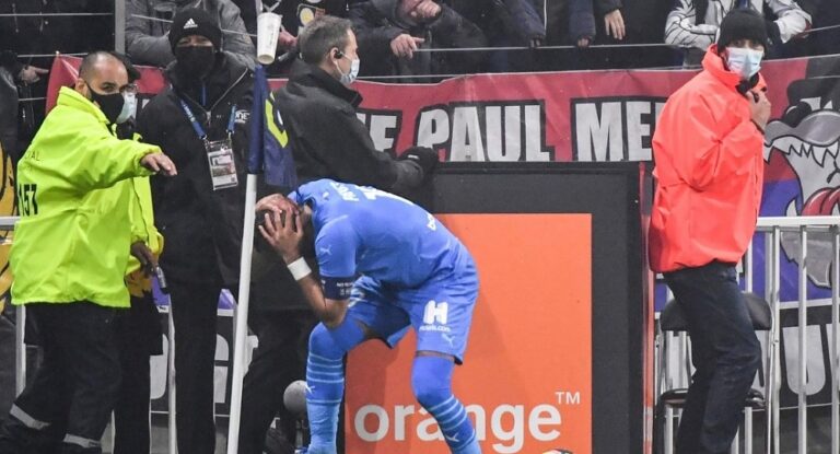 بالفيديو – إصابة لاعب بعبوة مياه توقف مباراة في فرنسا