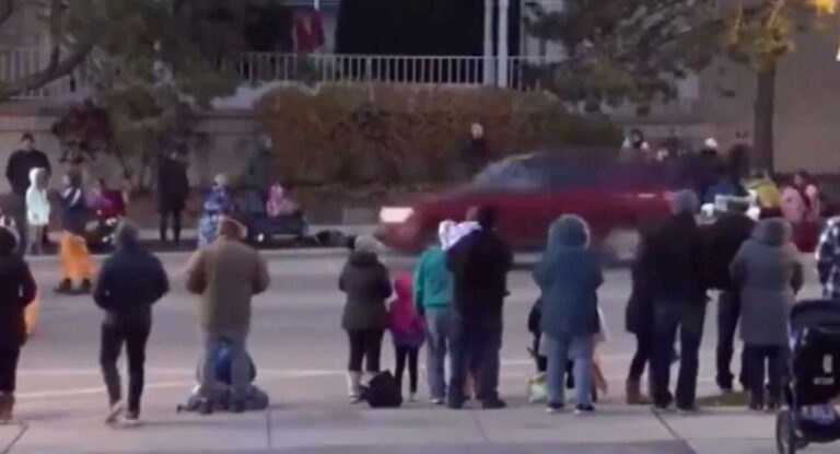 فيديو مُرعب.. ‏سيارة تدهس حشداً كبيراً