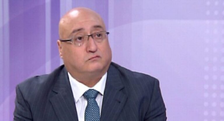 بالصورة – تكسير زجاج سيارة المحلل السياسي جوزيف أبو فاضل