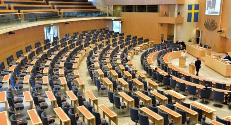 رئيسة وزراء تستقيل بعد ساعات على تعيينها.. ماذا حدث؟