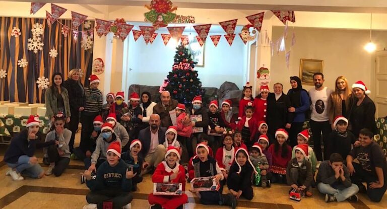 بالصور-لمناسبة عيد الميلاد طلال المقداد يرسم الفرحة على وجوه الاولاد في عشقوت