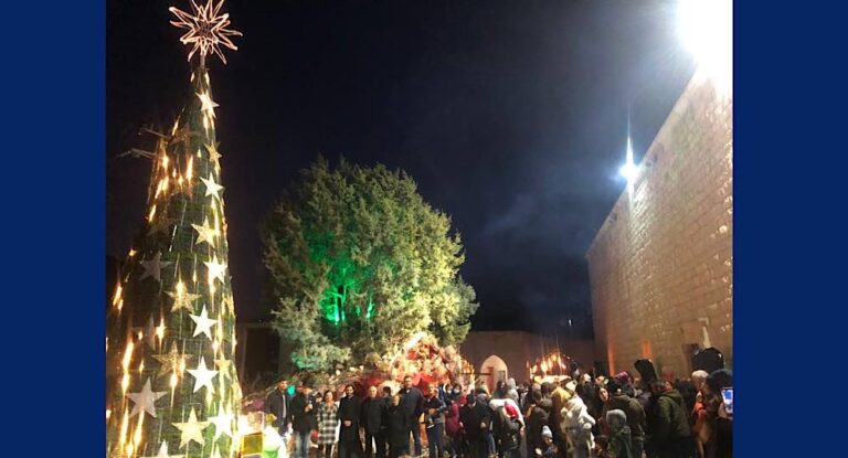 بالصور والفيديو – المهندس إيلي جبرايل يفتتح القرية الميلادية وإضاءة الشجرة ومغارة الميلاد في غلبون