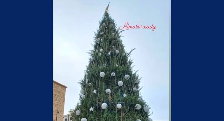 هطول الأمطار يغيّر موعد إنارة شجرة الميلاد في جبيل لهذا التاريخ