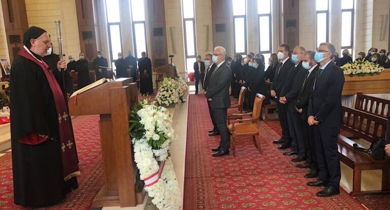 بالصور – المطران عون ممثلاً البطريرك الراعي يترأس مراسم  جنازة والد وزير السياحة وليد نصّار