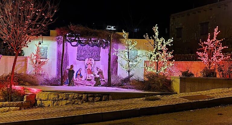 بالصور – ساحة لحفد تتزيّن بأجواء العيد