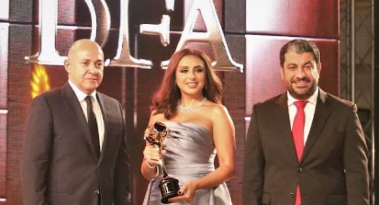 مدير عام القطاع الاذاعي والموسيقي في مجموعة mbc زياد حمزة يكرم انغام في مهرجان ضيافة