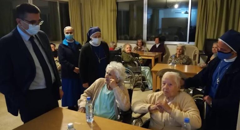 خاص – بالصورة – زيارة وزير الشؤون الإجتماعية لبيت الراحة كفرمسحون