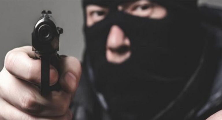 بالفيديو – سطو مسلّح وسرقة “على عينك يا تاجر”!