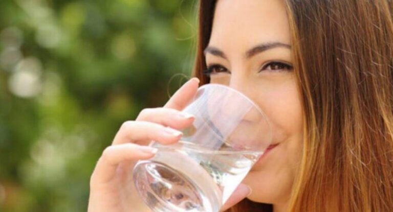 هل يُساعد شرب الماء على إنقاص الوزن؟