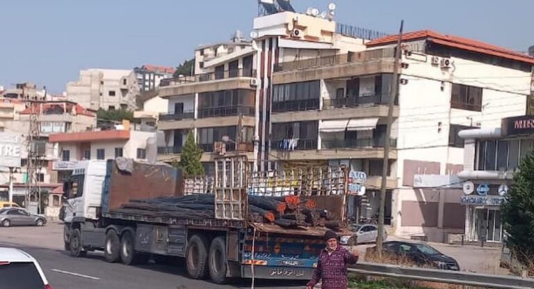 بالصورة-شاحنة كادت تتسبب بكارثة على اوتوستراد نهر إبراهيم .