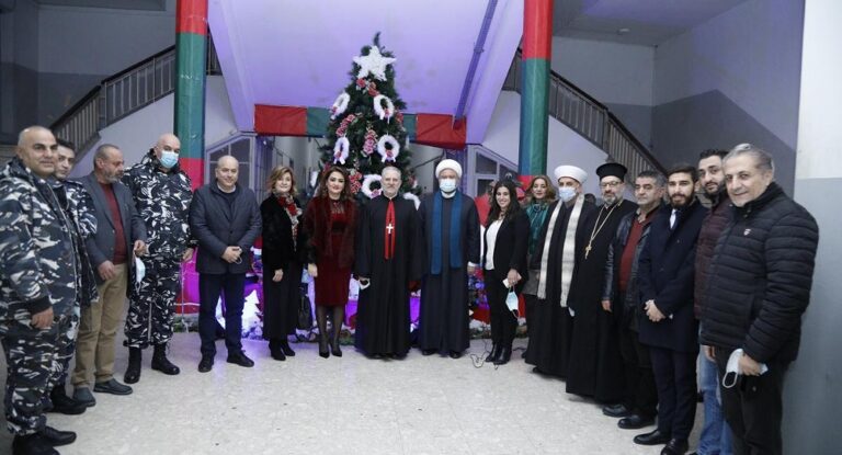 إضاءة شجرة الميلاد في سرايا جبيل بحضور القائمقام والفعاليات الروحية