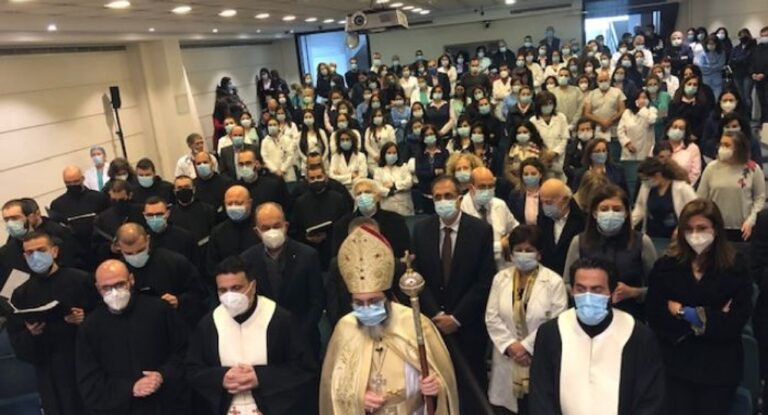 قداس عيد الميلاد في مستشفى المعونات الجامعي