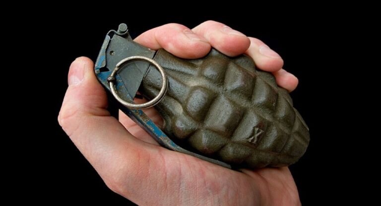 بالفيديو – رمي قنبلة على محل في جونيه