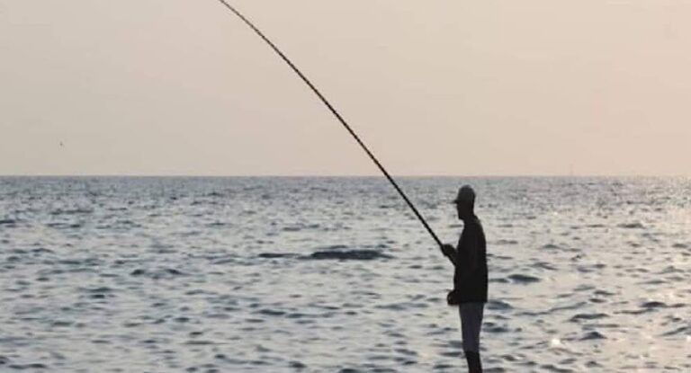 صياد يتفاجأ بجثّة عائمة