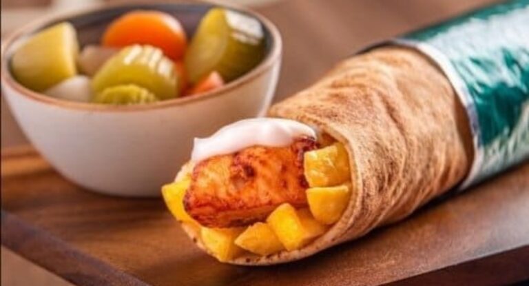 سعر سندويش الطاووق يحلق عاليا … الثمن غير متوقع