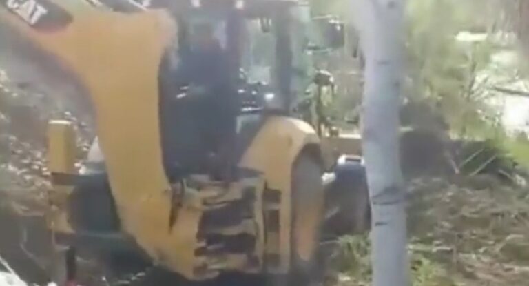 رفض إزالة النفايات قرب استراحته فأعادوها إليه بالجرافات!