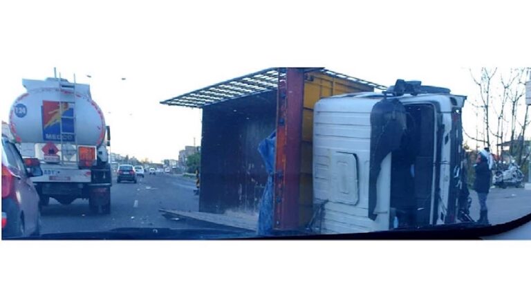 بالصورة-انقلاب شاحنة في البوار وزحمة سير خانقة