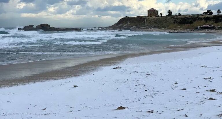 بالصّور-مفاجأة من كانون “المجنون”.. الثلج وصل الى الساحل في جبيل