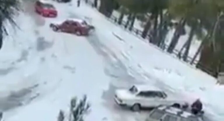 بالفيديو –  انزلاق سيارات قرب مستشفى تل شيحا بسبب الثلوج والجليد