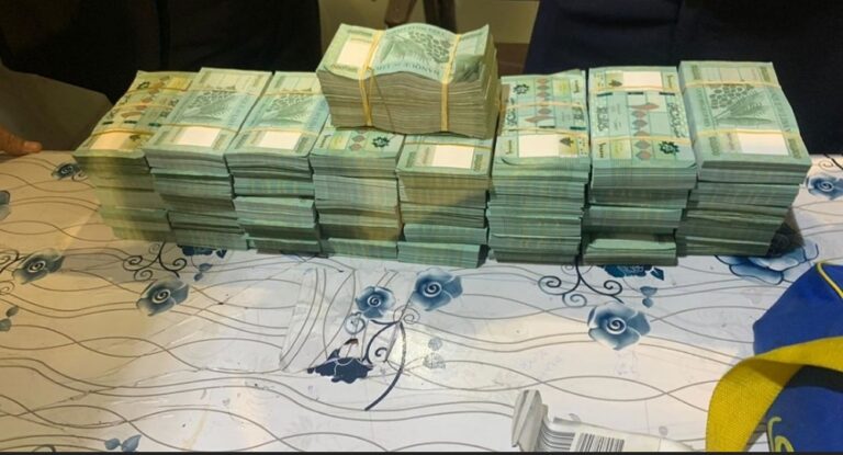 القبض على أجنبي بحوزته كميّة كبيرة من أوراق الليرة اللبنانية