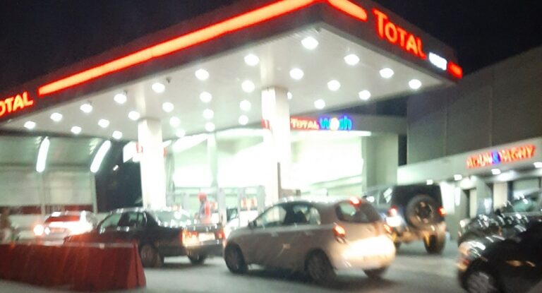 صفيحة البنزين فوق ال ٤٠٠ ألف.. فهل يصدر جدول أسعار المحروقات قبل الساعة الواحدة؟