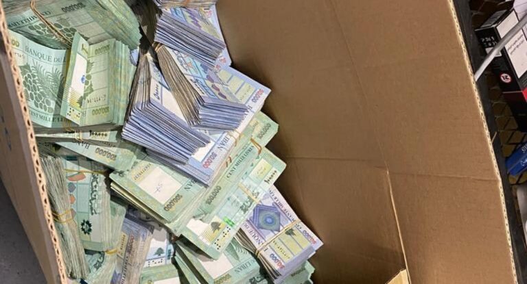 بالصّور – مشهد فنزويلّا في لبنان.. المودعون يضعون أوراق الليرة اللبنانية في المصرف بكرتونة أو حقيبة سفر!
