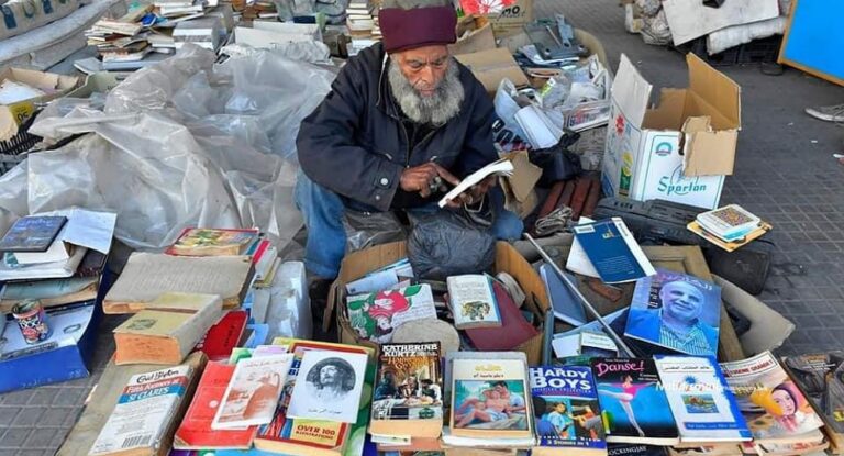 بالفيديو – مجهولون يحرقون كتب محمد المغربي تحت جسر الفيات