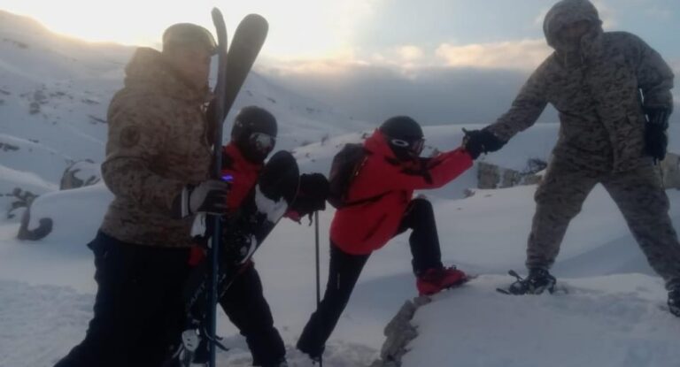 بالصورة – الجيش ينقذ مفقودين في عيون السيمان