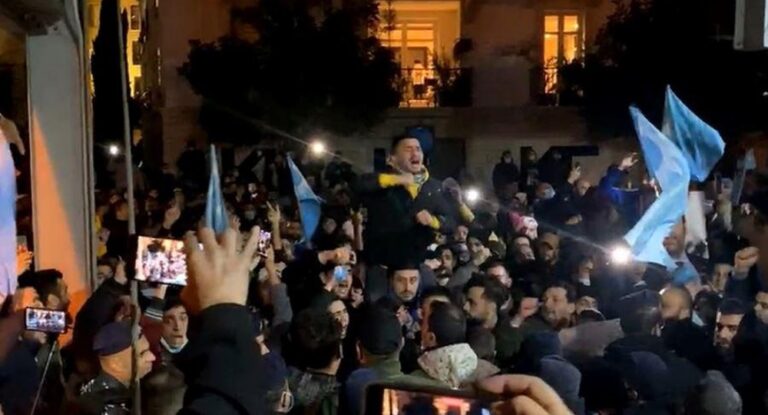 بالفيديو- “الله حريري طريق الجديدة”… تجمعات امام بيت الوسط دعماً للحريري