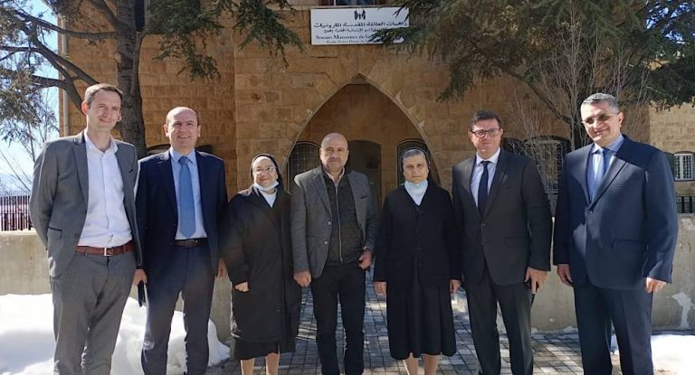 بالصورة-أبي رميا زار والوفد الفرنسي  مدرسة وثانوية اهمج الرسمية ومدرسة راهبات العائلة المقدسة