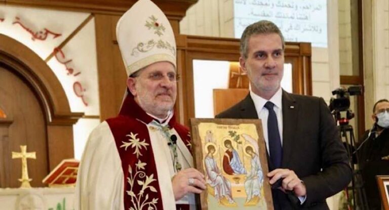 نصار يقدم أيقونة للمطران عون