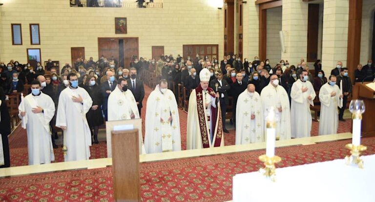 بالصور – المطران عون يترأس قداس عيد مار مارون في كاتدرائية مار بطرس جبيل