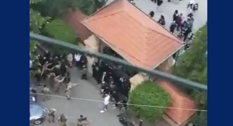 بالفيديو-إشكال في جامعة LAU بيروت على خلفية احياء ذكرى عماد مغنية.