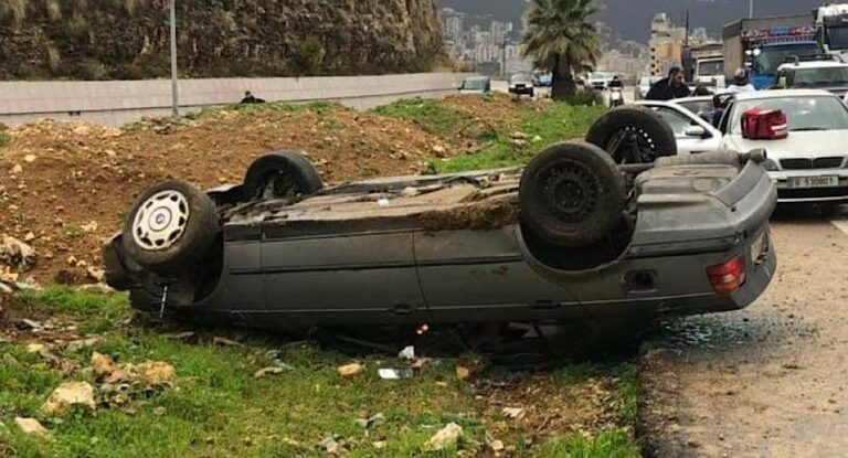 بالصورة-جريحان جراء انقلاب سيارة في طبرجا.