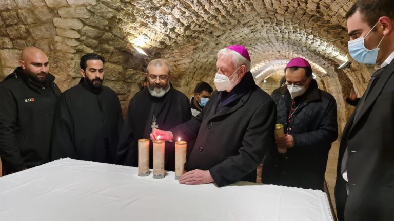 خاص – بالصورة وزير خارجية الفاتيكان يزور ضريح مار شربل في عنايا