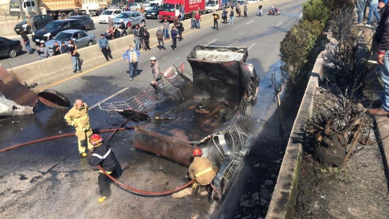 ما مصير سائق الشاحنة على أوتوستراد الزوق وهل من اصابات بين المارة؟