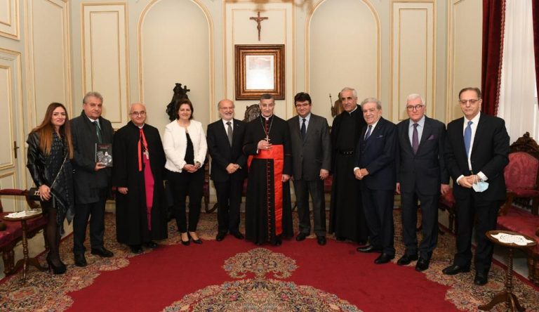 بالصور – البطريرك الراعي استلم النسخة الأولى من “أنطون عريضة الخادم والمعلّم” لجورج عرب